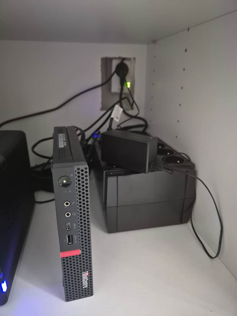 Aperçu du mini PC Lenovo qui sert de serveur avec son onduleur